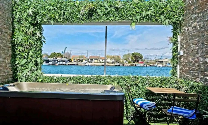Port-Saint-Louis-du-Rhone Apartment | Suite jaccuzzi en camargue