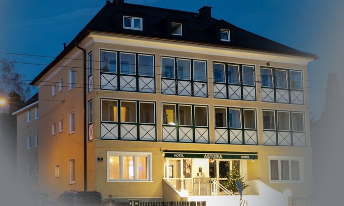Maxglan House | Suite - Room Only - non ref - Astoria, Hotel
