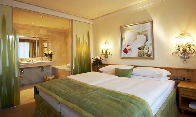Zell am See House | Suite with shower or bath, WC, balcony - Wellness-Golf-& Genießerhotel