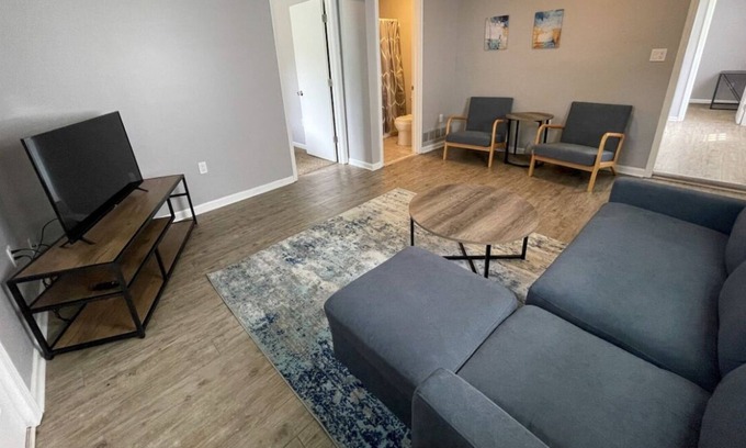 Taylor Apartment | Summer Boaters Crash Pad * Spacious 3BR 3 Bath * Near DTW