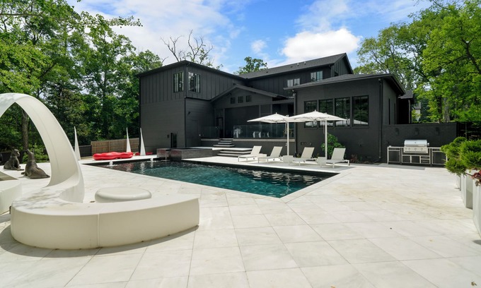 Hillwood House | Summer Flash Sale* I Above Starburst Estate | Pool | Luxury| FunI Services