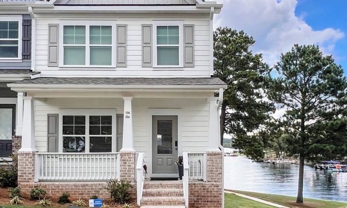 Lake Oconee House | Summer is still here! lakefront, pool, kayaks, paddle board’s & slip.