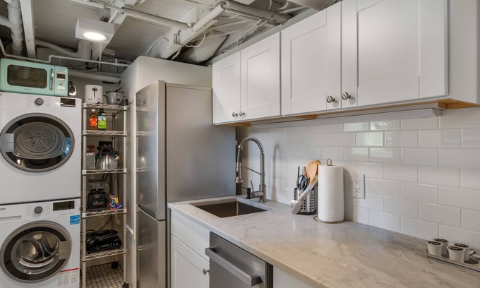Mann House | SummerHouse Guest Suite | Central| Yard| workspace