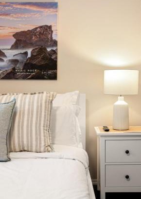 Delahey House | Summery 3BR Home by Mel Airport, CBD & Watergardens