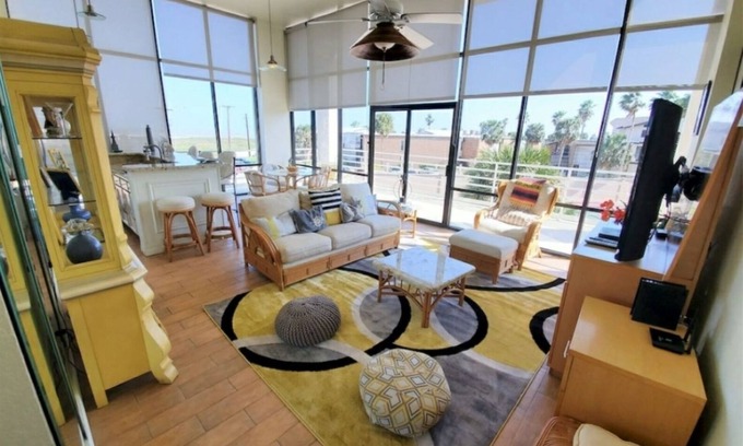 South Padre Island House | Sunchase Loft 20 ft glass view 4-min to water
