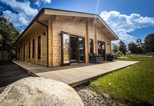 Morpeth Cabin | Sundance Lodge, Fantastic New Cabin with Hot Tub - Sleeps 6 - Largest In Felmoor Park