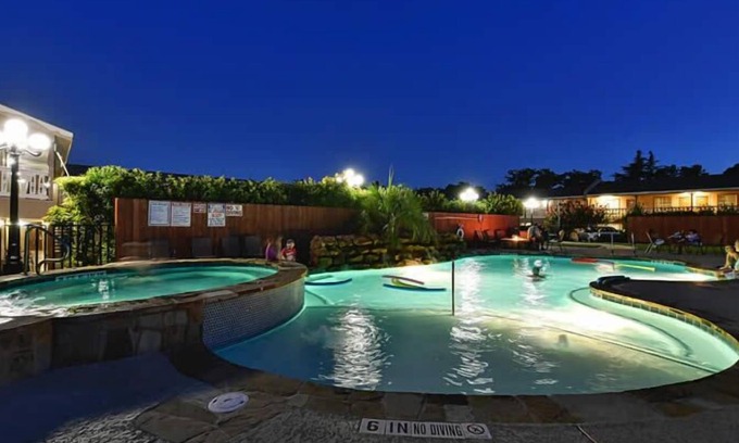 Fredericksburg Hotel | Sunday House Inn and Suites