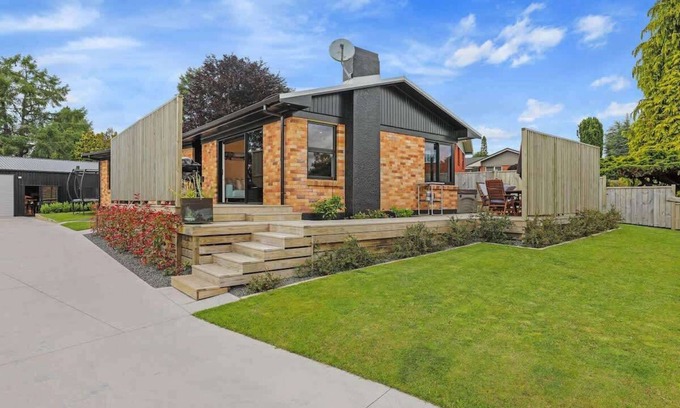 Springfield House | Sundrenched 70's | 3 Bed + Sleep-out with Spa Pool