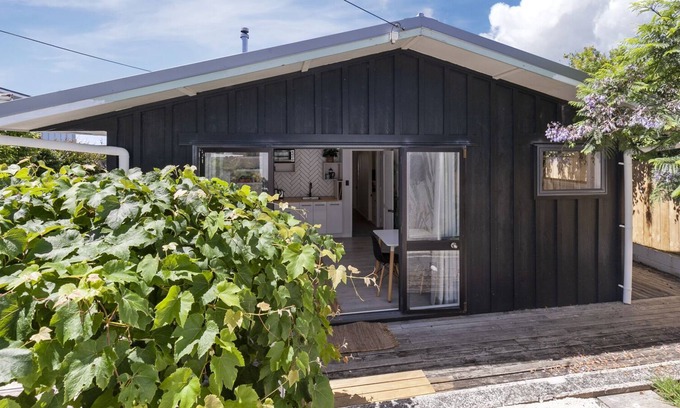 Leigh House | Sunlit Abode - Leigh Holiday Home