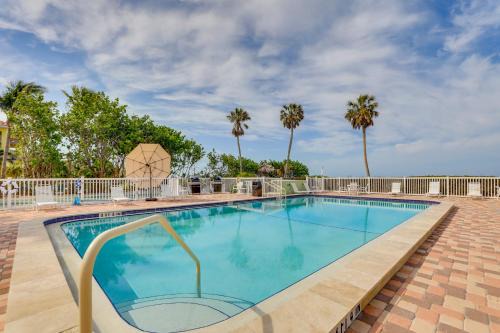 Whitney Beach Apartment | Sunlit Longboat Key Escape with Private Resort Beach
