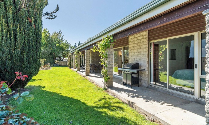 Wanaka House | Sunlit Solace - Wanaka Holiday Home