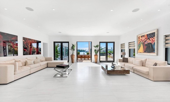 Seybold Villa | Sunlit Stylish Sanctuary - Ultimate Miami Luxury