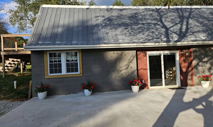 Rural Retreat Cabin | Sunni's Country Hideaway: Short Term Rental. Pet Friendly.