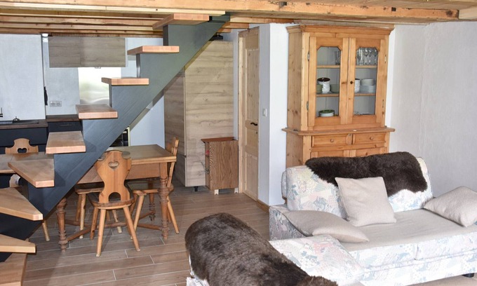 Pralognan-la-Vanoise Ski Chalet | Sunny 2-Bedroom Chalet with Garden, Near Shops and Ski Lifts