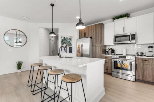 Ruskin Apartment | Sunny 2-Bed Oasis Pool and Gym in Apollo Beach