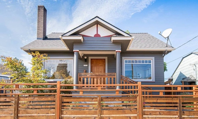 Concordia House | Sunny Alberta Arts Bungalow - 2 Blocks from Alberta - Quiet Street - Pets OK!