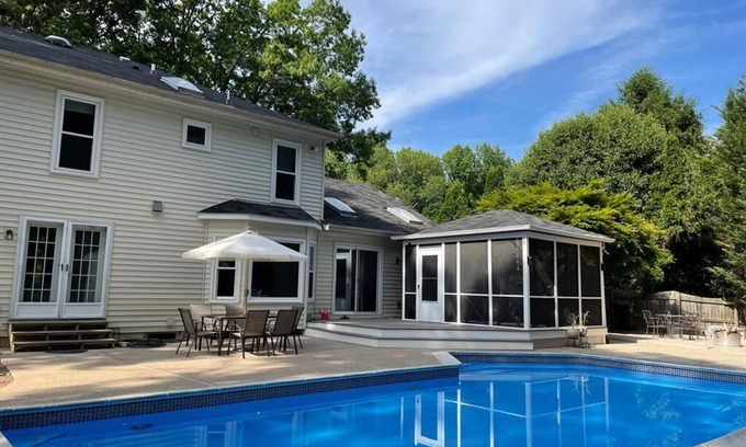 Herndon House | Sunny and Cozy 12 sf basement