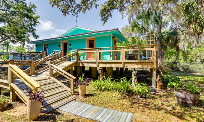 Apalachicola Cottage | Sunny Apalachicola Vacation Rental with Deck!