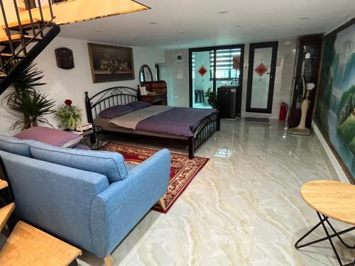 Hang Buom Apartment | Sunny Balcony