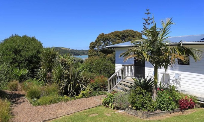Ostend Cottage | Sunny, Clean and Spacious One Bedroom Cottage