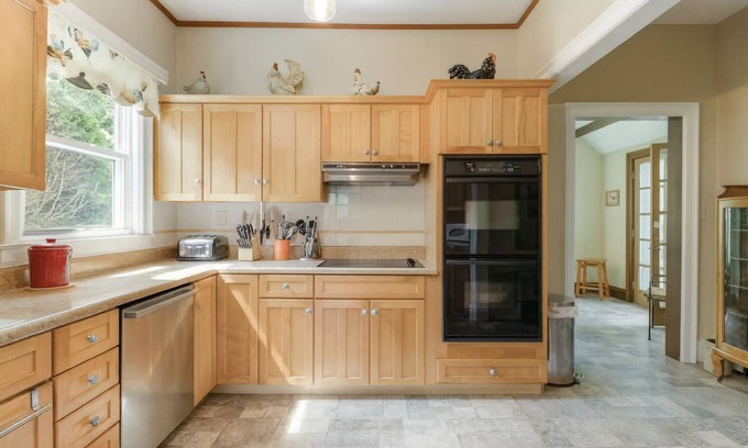 Valley Springs House | Sunny Cottage 1 Min to Omni Homestead