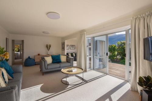 Kelvin Heights House | Sunny cottage with lake views