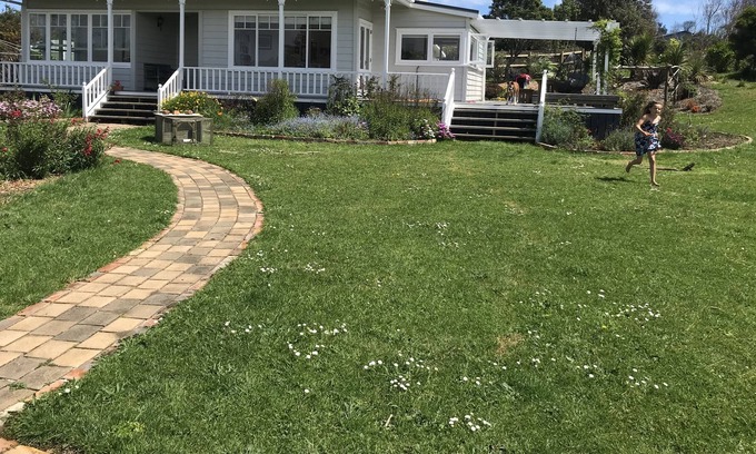 Muriwai House | Sunny country villa 5 minutes to Muriwai Beach