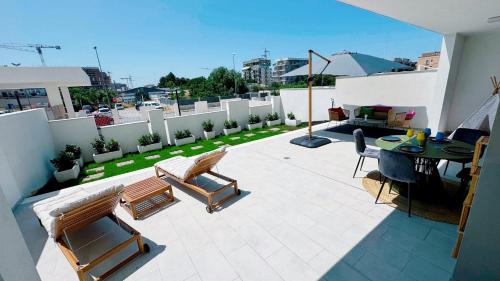 Municipio 2 Apartment | Sunny Courtyard Sleeps 4 with Parking