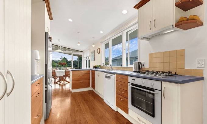 Narrow Neck House | Sunny Family Home, just a short walk to the beach