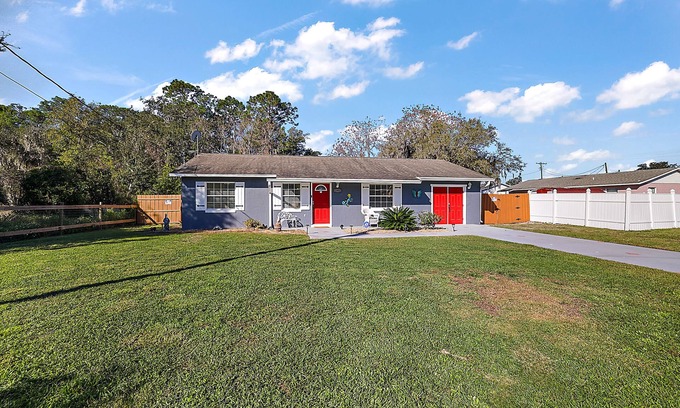 Leesburg House | Sunny Getaway: Easy Access to Orlando & the Shore!