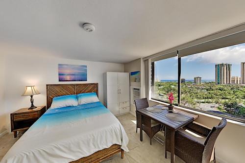 McCully - Moiliili House | Sunny Hawaiian Monarch Studio
