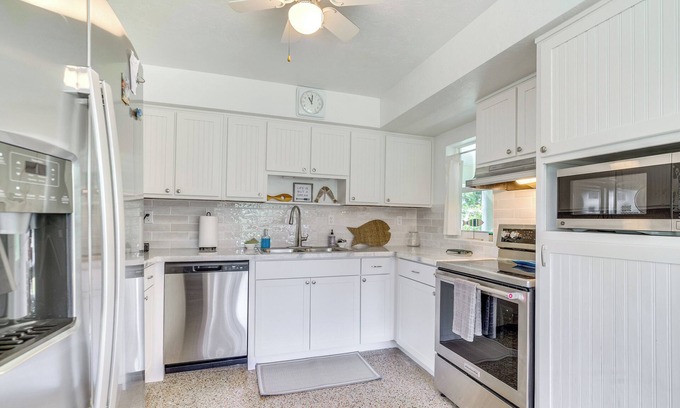 Yankeetown House | Sunny Home in Yankeetown w/Lanai & Backyard!