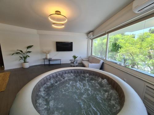 Peristeri Apartment | Sunny Home Private Jacuzzi Hydromassage, Underground Parking, 300m Metro Peristeri