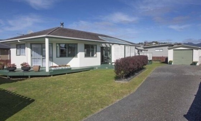 Whangamata House | Sunny house near Golf Course and Recreation Centre