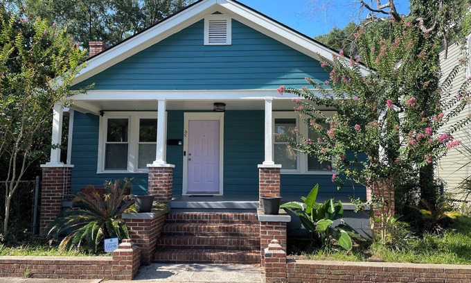 Midtown House | Sunny Ivy Bungalow next to it all!
