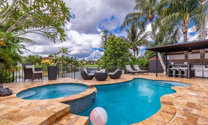 Ludlam House | Sunny Lake View Family Home