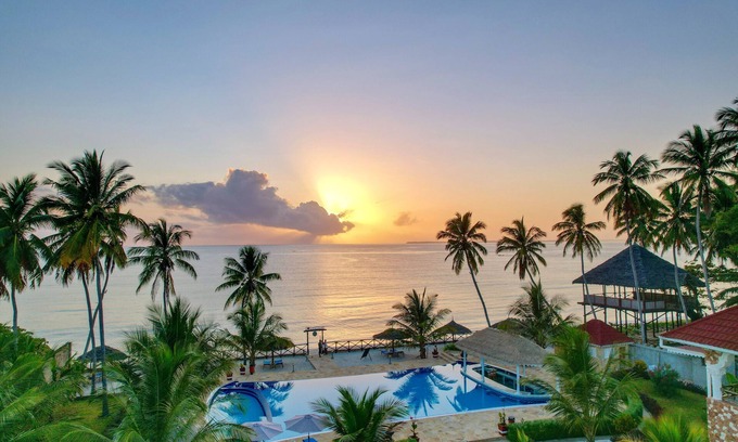 Uroa Resort | Sunny Palms Beach Bungalows