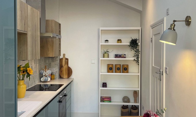 Hanham Apartment | Sunny pet friendly studio with great transport links to Bristol and Bath.