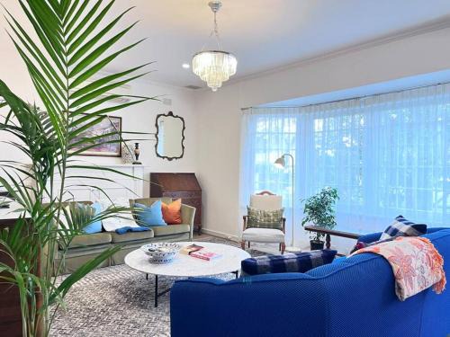 Toorak Gardens Villa | Sunny Retro Home Burnside area