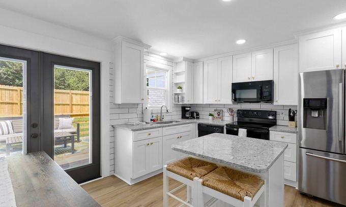 Merry Oaks House | Sunny, single-level home with fast WiFi, central AC, & an enclosed yard