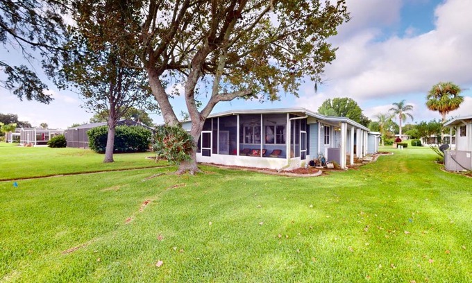 Leesburg House | Sunny Skies