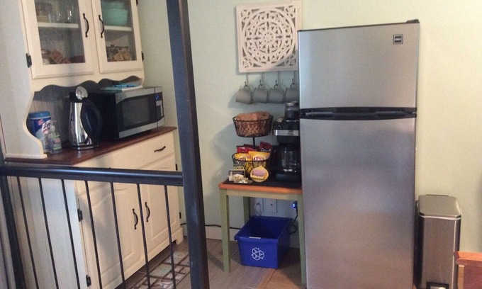 Courtenay Apartment | Sunny suite near the ocean! Private entrance, gas fireplace, king size bed.