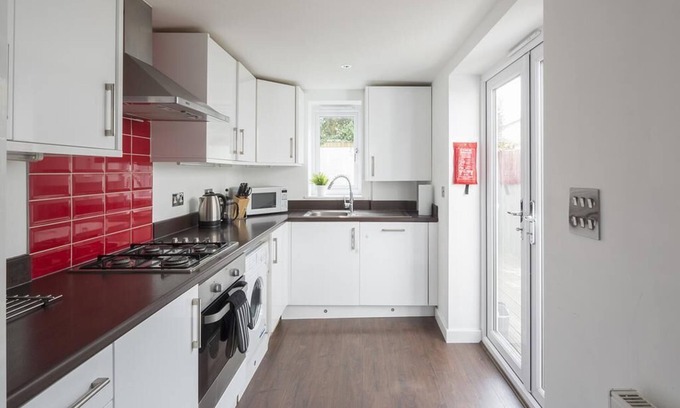 Maidstone Apartment | Sunny Terrace