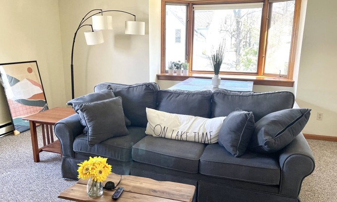 Brunswick Apartment | Sunny Tree Top 2BR Next to Bowdoin Downtown Brunswick