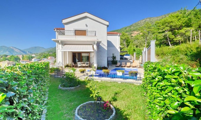 Kotor Villa | Sunny Villa in Kavac
