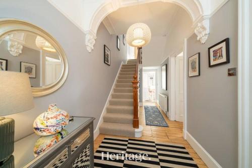 Stonehaven House | Sunnybrae House, Family Getaway with Hot tub, Stonehaven