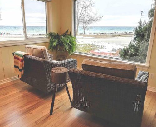 Meaford Apartment | Sunrise and Bayview with SNOW SHOES, WATERCRAFTS , BIKES