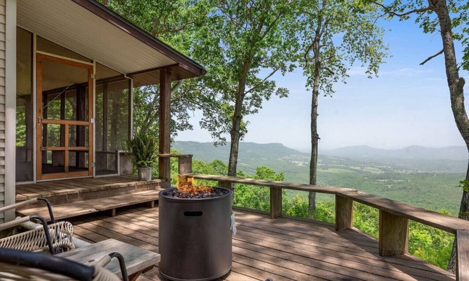 Jasper House | Sunrise Mountain Retreat-Summer Vacation with Hot Tub