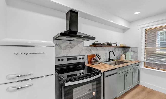 Downtown Niagara Falls Apartment | Sunroom~ 500mbps ~record player ~Office ~Keurig