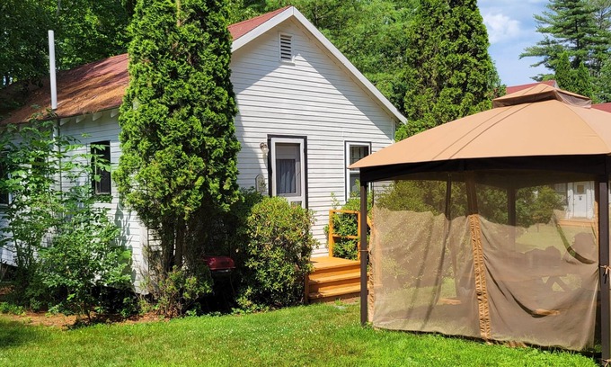 North Sebago Cottage | Sunset Cottage-Private Beach-Pets Welcome - Round Table Lodge, Sebago, Maine